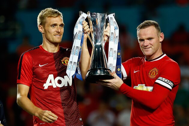 MIAMI GARDENS, FL - AUGUST 04:  (L) Darren Fletcher #24 of Manchester United and (R) Wayne Rooney #10 of Manchester United lift the winners trophy following their 3-1  victory over Liverpool in the Guinness International Champions Cup 2014 Final at Sun Life Stadium on August 4, 2014 in Miami Gardens, Florida.  (Photo by Chris Trotman/Getty Images)