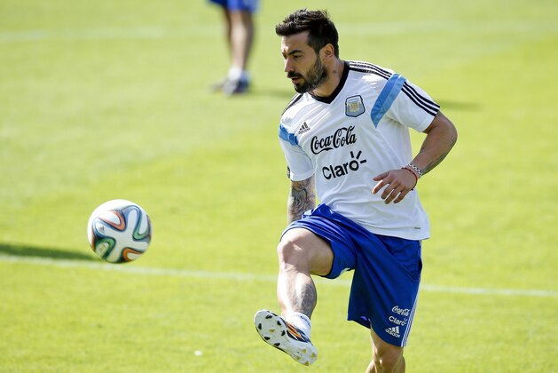 Argentina's Ezequiel Lavezzi controls the ball during a training session in Vespesiano, near Belo Horizonte, Brazil, Sunday, June 22, 2014.  Argentina plays in group F of the 2014 soccer World Cup. (AP Photo/Victor R. Caivano)