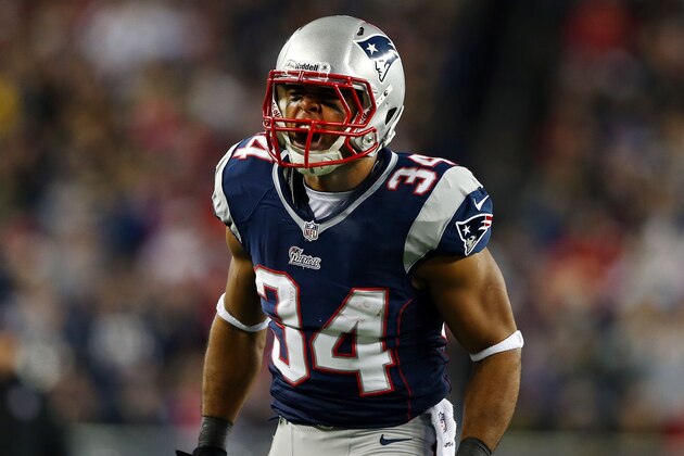FOXBORO, MA - JANUARY 13:  Shane Vereen #34 of the New England Patriots reacts after a ruin in the first quarter against the Houston Texans during the 2013 AFC Divisional Playoffs game at Gillette Stadium on January 13, 2013 in Foxboro, Massachusetts.  (Photo by Elsa/Getty Images)