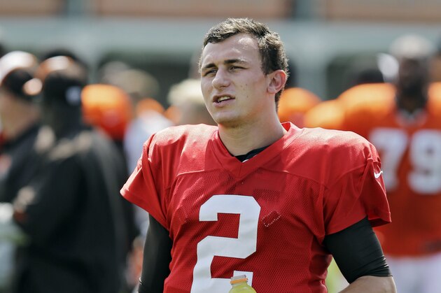 Cleveland Browns quarterback Johnny Manziel walks off the field after practice at NFL football training camp in Berea, Ohio Wednesday, Aug. 6, 2014. Coach Mike Pettine is expected to name his starting quarterback for Saturday night's exhibition opener in Detroit. Brian Hoyer is listed first on the team's depth chart, but rookie Manziel may be gaining on him. (AP Photo/Mark Duncan)