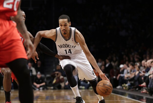 Brooklyn Nets guard Shaun Livingston (14) drives to the basket against the Atlanta Hawks in the first half of their NBA basketball game at the Barclays Center, Monday, Jan. 6, 2014, in New York. (AP Photo/Kathy Willens)