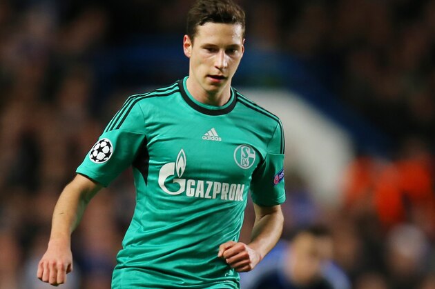 LONDON, ENGLAND - NOVEMBER 06:  Julian Draxler of Schalke controls the ball during the UEFA Champions League Group E match between Chelsea and FC Schalke 04 at Stamford Bridge on November 6, 2013 in London, England.  (Photo by Clive Rose/Getty Images)