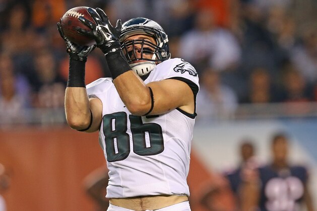 CHICAGO, IL - AUGUST 08: Zach Ertz #86 of the Philadelphia Eagles pulls in a first down catch during the second quarter of a preseason game against the Chicago Bears at Soldier Field on August 8, 2014 in Chicago, Illinois. (Photo by Jonathan Daniel/Getty Images)