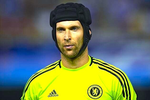 VALENCIA, SPAIN - SEPTEMBER 28:  Petr Cech of Chelsea in action during the UEFA Champions League Group E match between Valencia CF and Chelsea at Estadio Mestalla on September 28, 2011 in Valencia, Spain.  (Photo by Manuel Queimadelos Alonso/Getty Images)
