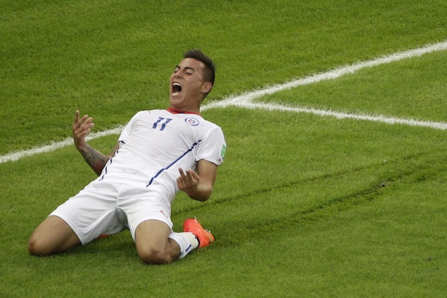 Chile's Eduardo Vargas celebrates scoring the opening goal during the group B World Cup soccer match between Spain and Chile at the Maracana Stadium in Rio de Janeiro, Brazil, Wednesday, June 18, 2014.  (AP Photo/Christophe Ena)