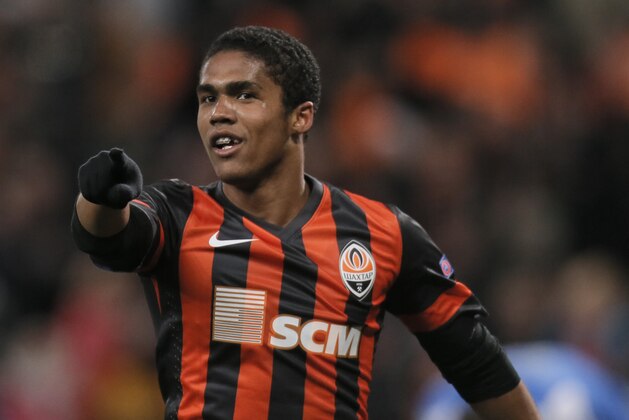 Shakhtar Donetsk's Douglas Costa  celebrates after scoring during the Champions League group A soccer match between Real Sociedad and FC Shakhtar Donetsk at the Donbas Arena stadium in Donetsk, Ukraine, Ukraine, Wednesday, Nov. 27, 2013. (AP Photo/Efrem Lukatsky)