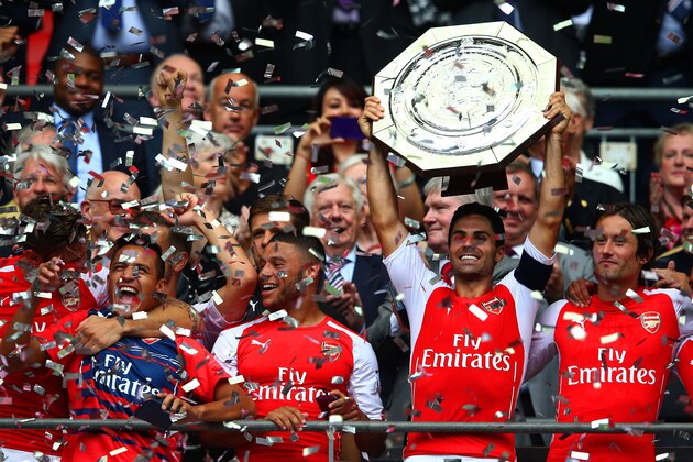 LONDON, ENGLAND - AUGUST 10: (L-R) Alexis Sanchez, Alex Oxlade-Chamberlain, Mikel Arteta and Tomas Rosicky of Arsenal celebrate with the trophy after the FA Community Shield match between Manchester City and Arsenal at Wembley Stadium on August 10, 2014 in London, England.  (Photo by Clive Mason/Getty Images)