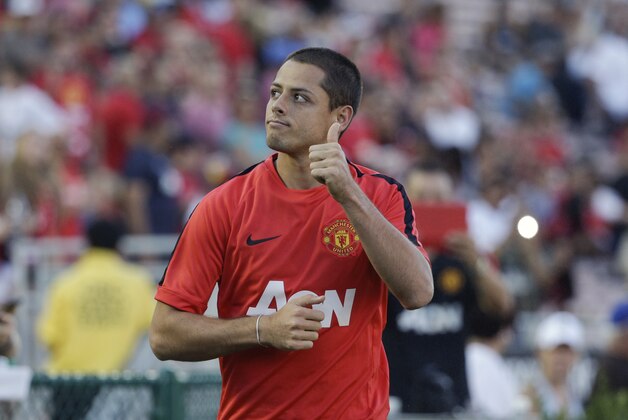 Manchester United's Javier Chicharito Hernandez gives a thumb up before the team's friendly soccer match against the Los Angeles Galaxy at the Rose Bowl on Wednesday, July 23, 2014, in Pasadena, Calif. (AP Photo)