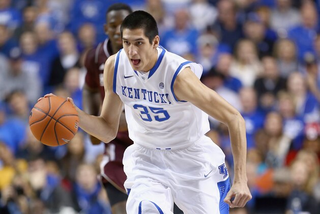 LEXINGTON, KY - JANUARY 08:  Derek Willis #35 of the Kentucky Wildcats dribbles the ball during the game against the Mississippi State Bulldogs at Rupp Arena on January 8, 2014 in Lexington, Kentucky.  (Photo by Andy Lyons/Getty Images)