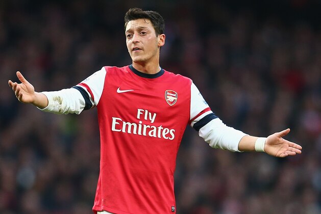 LONDON, ENGLAND - JANUARY 18:  Mesut Ozil of Arsenal in action during the Barclays Premier League match between Arsenal and Fulham at Emirates Stadium on January 18, 2014 in London, England.  (Photo by Clive Mason/Getty Images)