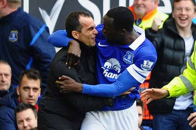 LIVERPOOL, ENGLAND - APRIL 06:  Romelu Lukaku of Everton celebrates scoring the second goal with Manager Roberto Martinez during the Barclays Premier League match between Everton and Arsenal at Goodison Park on April 6, 2014 in Liverpool, England.  (Photo by Laurence Griffiths/Getty Images)