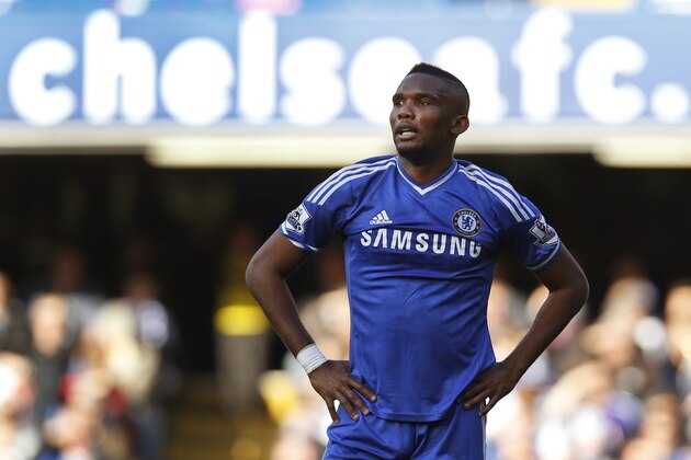 Chelsea's Samuel Eto'o reacts to a decision by the referee Mike Dean, during an English Premier League soccer match against Sunderland at the Stamford Bridge ground in London, Saturday, April 19, 2014. Sunderland won the match 2-1.(AP Photo/Lefteris Pitarakis)