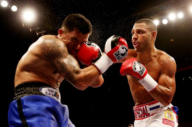 LIVERPOOL, ENGLAND - MARCH 15:  Kell Brook of Great Britain (R) in action with Alvaro Robles of Mexico during their Welterweight bout at Liverpool Echo Arena on March 15, 2014 in Liverpool, England.  (Photo by Scott Heavey/Getty Images)