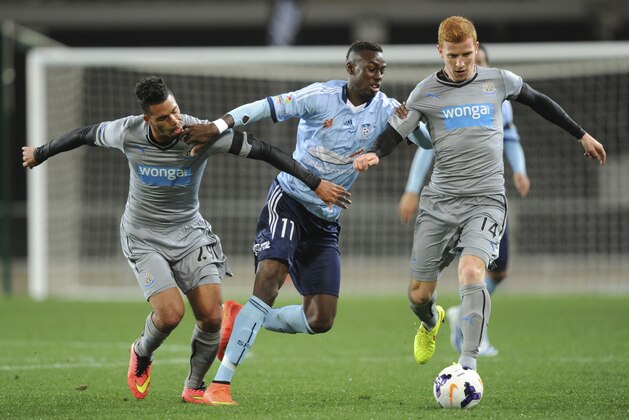 Newcastle United’s Jack Colback, right, controls the ball as Emmanuel Riviere holds back Sydney FC’s Bernie Ibini-Isei, center, during the first match of the Football United Tour at Forsyth Barr Stadium, Dunedin, New Zealand, Tuesday, July 22, 2014. (AP Photo/SNPA, Ross Setford) NEW ZEALAND OUT