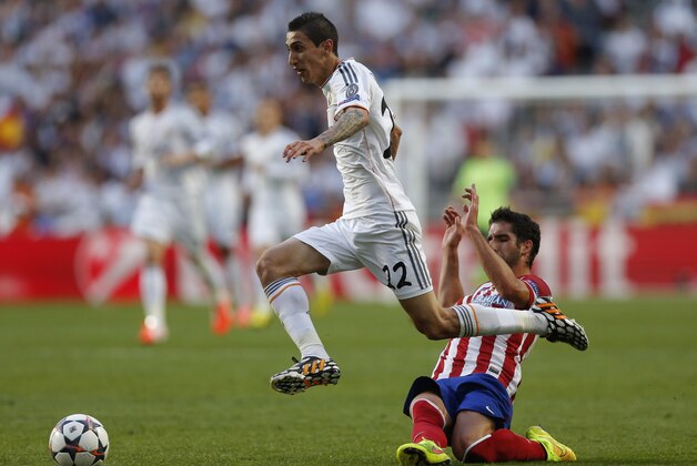 Real's Angel Di Maria, controls the ball, during the Champions League final soccer match between Atletico de Madrid and Real Madrid, at the Luz stadium, in Lisbon, Portugal, Saturday, May 24, 2014. (AP Photo/Daniel Ochoa de Olza)