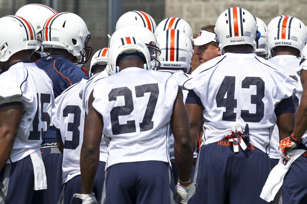 Auburn coach Gus Malzahn huddles with the team during an NCAA college football practice Friday, Aug. 1, 2014, in Auburn, Ala. (AP Photo/Brynn Anderson)