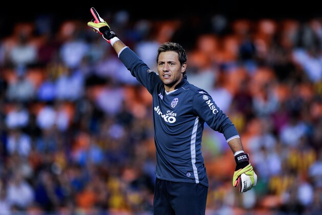 VALENCIA, SPAIN - SEPTEMBER 22:  Diego Alves of Valencia CF reacts during the La Liga match between Valencia CF and Sevilla FC at Estadio Mestalla on September 22, 2013 in Valencia, Spain.  (Photo by David Ramos/Getty Images)