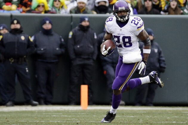 Minnesota Vikings' Adrian Peterson runs during the first half of an NFL football game against the Green Bay Packers Sunday, Nov. 24, 2013, in Green Bay, Wis. (AP Photo/Mike Roemer)