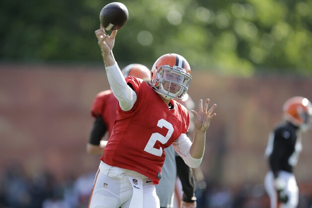 Cleveland Browns quarterback Johnny Manziel passes during practice at NFL football training camp in Berea, Ohio Friday, Aug. 15, 2014. (AP Photo/Mark Duncan)