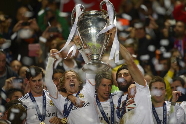 Real Madrid players lift the Champion League trophy after winning the Champions League final soccer match between Atletico Madrid and Real Madrid in Lisbon, Portugal, Saturday, May 24, 2014. (AP Photo/Manu Fernandez)