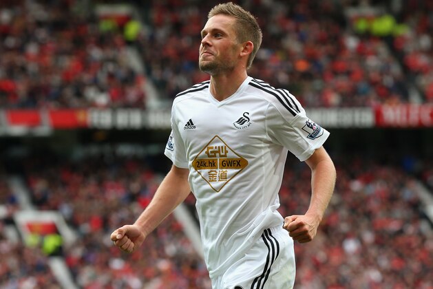 MANCHESTER, ENGLAND - AUGUST 16:  Gylfi Sigurdsson of Swansea City celebrates scoring his team's second goal during the Barclays Premier League match between Manchester United and Swansea City at Old Trafford on August 16, 2014 in Manchester, England.  (Photo by Alex Livesey/Getty Images)