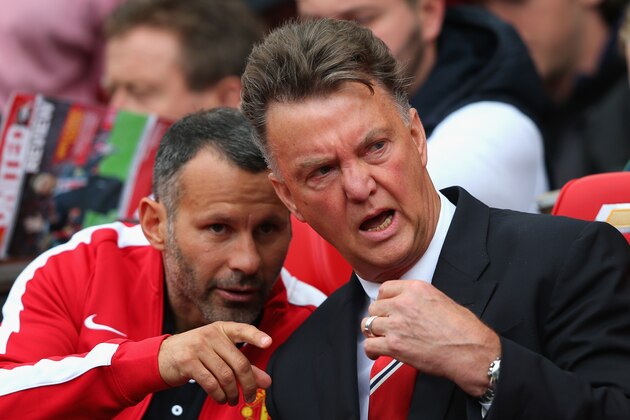 MANCHESTER, ENGLAND - AUGUST 16:  Manchester United Manager Louis van Gaal speaks with Assistant Ryan Giggs (L) prior to the Barclays Premier League match between Manchester United and Swansea City at Old Trafford on August 16, 2014 in Manchester, England.  (Photo by Alex Livesey/Getty Images)