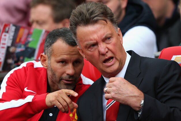 MANCHESTER, ENGLAND - AUGUST 16:  Manchester United Manager Louis van Gaal speaks with Assistant Ryan Giggs (L) prior to the Barclays Premier League match between Manchester United and Swansea City at Old Trafford on August 16, 2014 in Manchester, England.  (Photo by Alex Livesey/Getty Images)