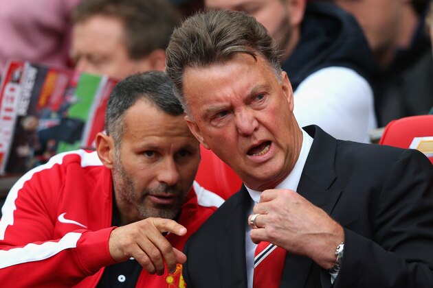 MANCHESTER, ENGLAND - AUGUST 16:  Manchester United Manager Louis van Gaal speaks with Assistant Ryan Giggs (L) prior to the Barclays Premier League match between Manchester United and Swansea City at Old Trafford on August 16, 2014 in Manchester, England.  (Photo by Alex Livesey/Getty Images)