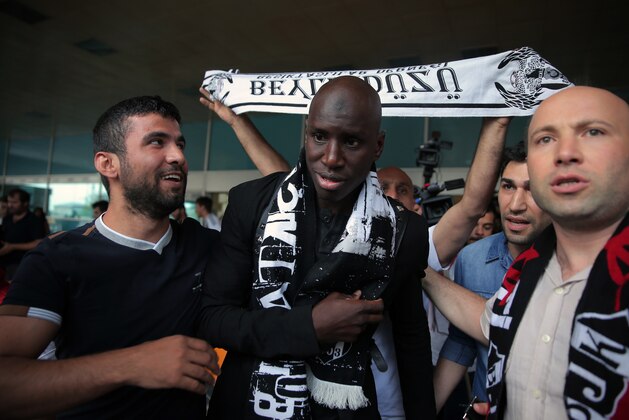 Soccer fans of Besiktas greet Demba Ba, a former Chelsea player from Senegal, at Ataturk Airport in Istanbul, Turkey, Wednesday, July 16, 2014. Ba will sign a three-year contract with Besiktas soccer club.(AP Photo/Emrah Gurel)