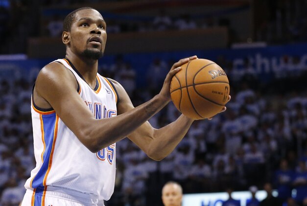 Oklahoma City Thunder forward Kevin Durant (35) shoots a technical foul shot in the second quarter of Game 4 of the Western Conference finals NBA basketball playoff series against the San Antonio Spurs in Oklahoma City, Tuesday, May 27, 2014.  (AP Photo/Sue Ogrocki)