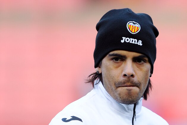 TARRAGONA, SPAIN - DECEMBER 08: Ever Banega of Valencia CF looks on during the warm up prior to the Copa del Rey round of 32 match between Gimnastic de Tarragona and Valencia at Nou Stadi on December 8, 2013 in Tarragona, Spain.  (Photo by David Ramos/Getty Images)