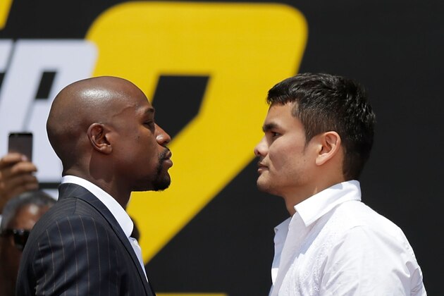 LOS ANGELES, CA - JULY 17:  Floyd Mayweather Jr and Marcos Maidana face off during a news conference at the Pershing Square in Downtown Los Angeles on July 17, 2014 in Los Angeles, California.  (Photo by Joe Scarnici/Getty Images)