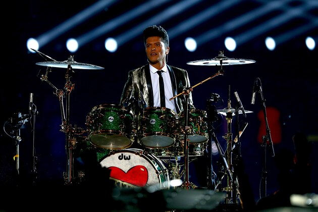 EAST RUTHERFORD, NJ - FEBRUARY 02:  Bruno Mars performs during the Pepsi Super Bowl XLVIII Halftime Show at MetLife Stadium on February 2, 2014 in East Rutherford, New Jersey.  (Photo by Elsa/Getty Images)