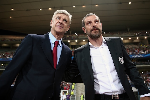 Arsenal's coach Arsene Wenger, left, and Besiktas's coach Slaven Bilic watch their players before their Champions League play-off first leg soccer match with Besiktas in Istanbul, Turkey, Tuesday, Aug. 19, 2014. (AP Photo)