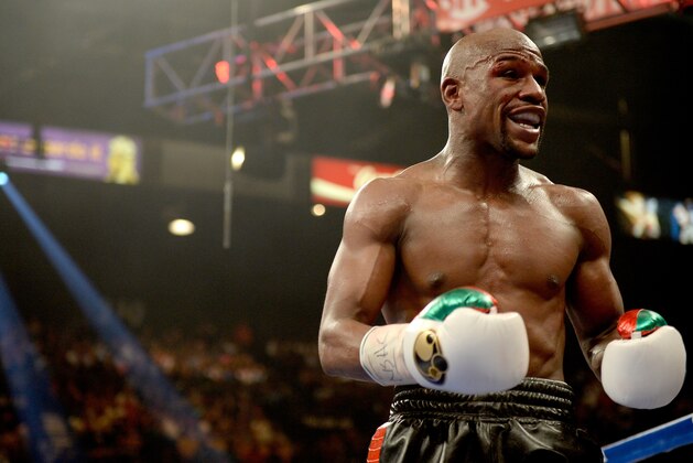 LAS VEGAS, NV - MAY 03:  Floyd Mayweather Jr. smiles while taking on Marcos Maidana during their WBC/WBA welterweight unification fight at the MGM Grand Garden Arena on May 3, 2014 in Las Vegas, Nevada.  (Photo by Harry How/Getty Images)