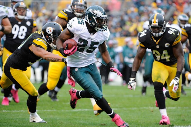 PITTSBURGH, PA - OCTOBER 07:   LeSean McCoy #25 of the Philadelphia Eagles carries the ball during the third quarter against the Pittsburgh Steelers on October 7, 2012 at Heinz Field in Pittsburgh, Pennsylvania. Pittsburgh won the game 16-14.  (Photo by Joe Sargent/Getty Images)
