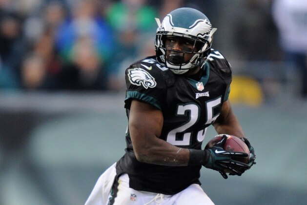 PHILADELPHIA, PA - DECEMBER 01:  LeSean McCoy #25 of the Philadelphia Eagles carries the ball against the Arizona Cardinals during the second half at Lincoln Financial Field on December 1, 2013 in Philadelphia, Pennsylvania. The Eagles defeat the Cardinals 24-21. (Photo by Maddie Meyer/Getty Images)