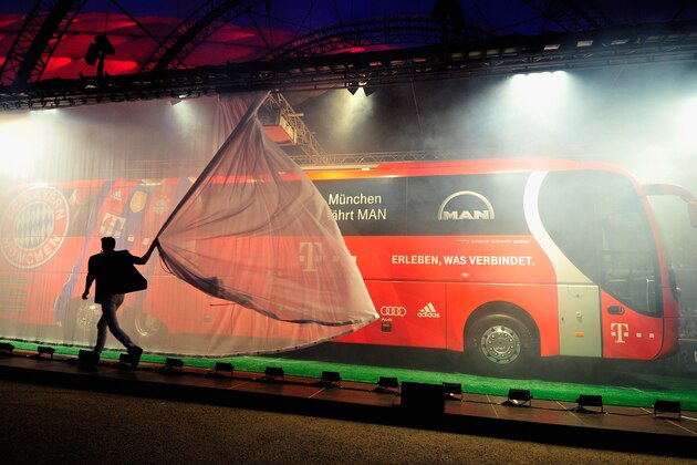 MUNICH, GERMANY - AUGUST 19: Magician Julius Frack unveils the new team bus of FC Bayern Muenchen at Allianz Arena on August 19, 2014 in Munich, Germany. (Photo by Lennart Preiss/Getty Images) MUNICH, GERMANY - AUGUST 19: Magician Julius Frack unveils the new team bus of FC Bayern Muenchen at Allianz Arena on August 19, 2014 in Munich, Germany. (Photo by Lennart Preiss/Getty Images)