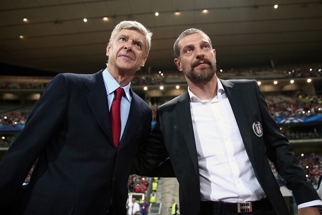 Arsenal's coach Arsene Wenger, left, and Besiktas's coach Slaven Bilic watch their players before their Champions League play-off first leg soccer match with Besiktas in Istanbul, Turkey, Tuesday, Aug. 19, 2014. (AP Photo)
