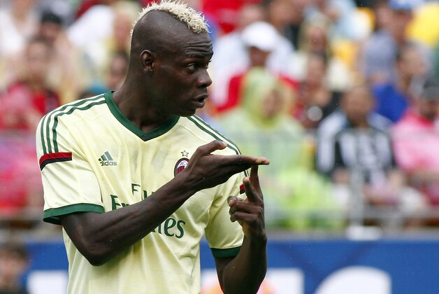 PITTSBURGH, PA - JULY 27: Mario Balotelli #45 of AC Milan signals to teammates against Manchester City during International Champions Cup 2014 at Heinz Field on July 27, 2014 in Pittsburgh, Pennsylvania. (Photo by Justin K. Aller/Getty Images) PITTSBURGH, PA - JULY 27: Mario Balotelli #45 of AC Milan signals to teammates against Manchester City during International Champions Cup 2014 at Heinz Field on July 27, 2014 in Pittsburgh, Pennsylvania. (Photo by Justin K. Aller/Getty Images)
