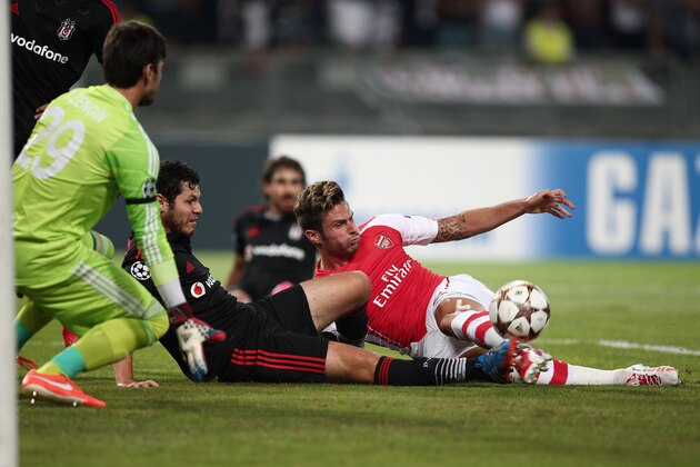 Besiktas's Pedro Franco, center, and Olivier Giroud of Arsenal, right, fight for the ball during their Champions League play-off first leg soccer match in Istanbul, Turkey, Tuesday, Aug. 19, 2014. (AP Photo)