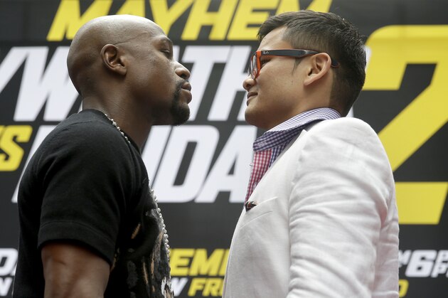 Floyd Mayweather, left, poses for a picture with Marcos Maidana during the outdoor portion of a news conference in Times Square, New York, Monday, July 14, 2014. Mayweather will fight Maidana for the second time in Las Vegas, Nevada on Sept. 13, 2014. (AP Photo/Seth Wenig)