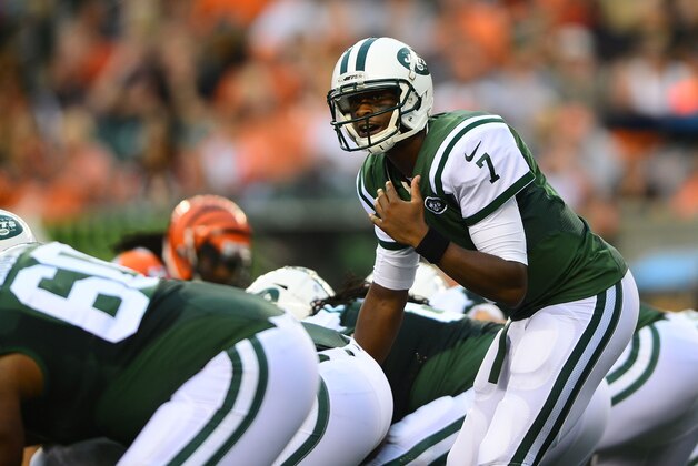 Aug 16, 2014; Cincinnati, OH, USA; New York Jets quarterback Geno Smith (7) gesture at the line of scrimmage during the second quarter against the Cincinnati Bengals at Paul Brown Stadium. Mandatory Credit: Andrew Weber-USA TODAY Sports