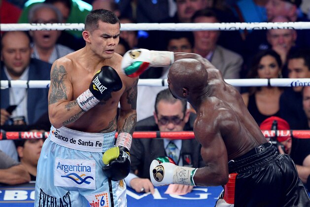 LAS VEGAS, NV - MAY 03:  (R-L) Floyd Mayweather Jr. throws a right to the face of Marcos Maidana during their WBC/WBA welterweight unification fight at the MGM Grand Garden Arena on May 3, 2014 in Las Vegas, Nevada.  (Photo by Ethan Miller/Getty Images)