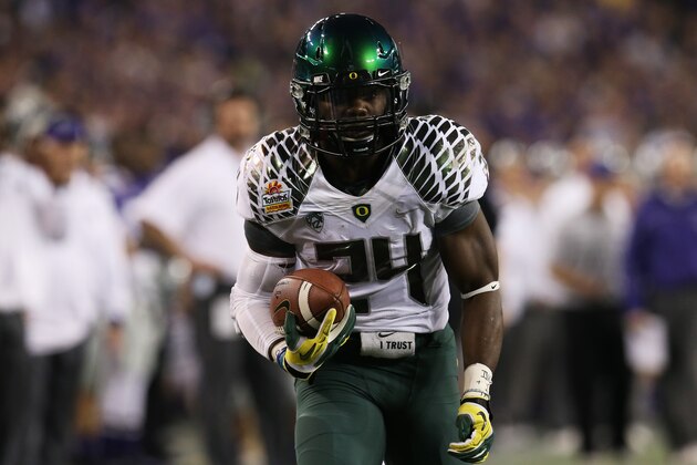 GLENDALE, AZ - JANUARY 03:  Kenjon Barner #24 of the Oregon Ducks runs in a 24 yard pass reception for a second quarter touchdown against the Kansas State Wildcats during the Tostitos Fiesta Bowl at University of Phoenix Stadium on January 3, 2013 in Glendale, Arizona.  (Photo by Stephen Dunn/Getty Images)
