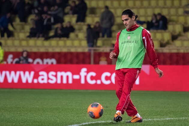 MONTE-CARLO, MONACO - DECEMBER 20:  Monaco's foward Radamel Falcao  trains before the French L1 football match between AS Monaco vs Valenciennes at Louis II Stadium on December 20, 2013 in Monte-Carlo, Monaco.  (Photo by Didier Baverel/Getty Images)