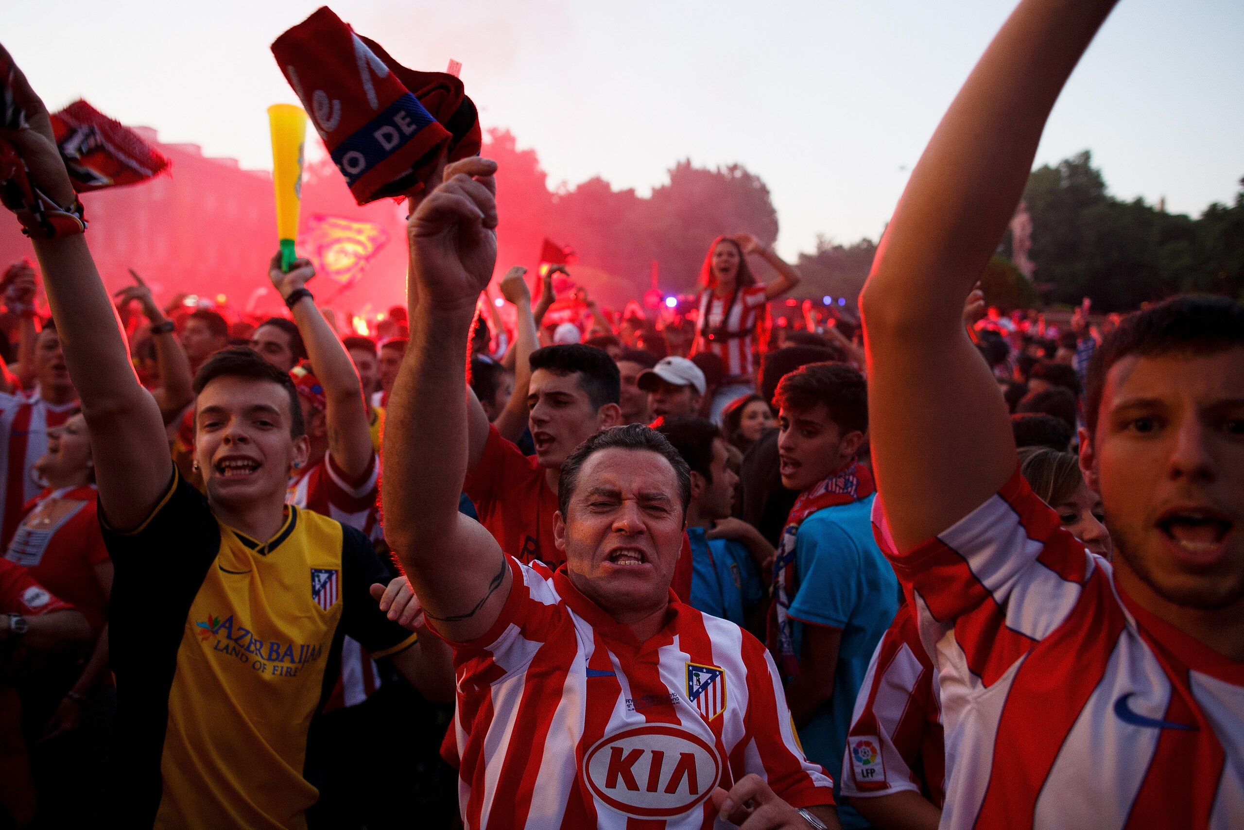 MADRID, SPAIN - MAY 17:  Club Atletico de Madrid fans celebrate at Neptuno Square after winning the La Liga match against FC Barcelona on May 17, 2014 in Madrid, Spain. The FC Barcelona match against Club Atletico de Madrid will decide the Spanish league title at Camp Nou. This is the third time in the history of the Spanish league that the title will be decided between the first and second placed teams in the league,Êon the last game of the season.  (Photo by Pablo Blazquez Dominguez/Getty Images)