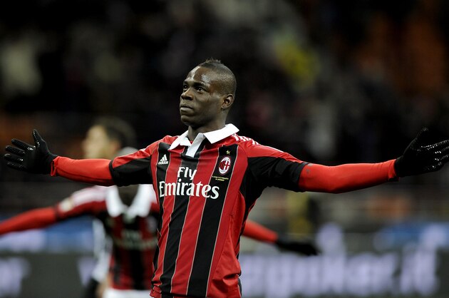 MILAN, ITALY - FEBRUARY 03:  Mario Balotelli of AC Milan celebrates after scoring his second goal from the penalty spot during the Serie A match between AC Milan and Udinese Calcio at San Siro Stadium on February 3, 2013 in Milan, Italy.  (Photo by Claudio Villa/Getty Images)