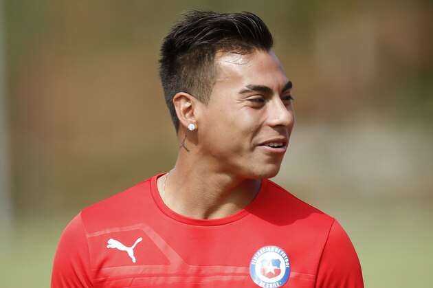Chile's Eduardo Vargas takes part of a training session at Toca da Raposa 2 center in Belo Horizonte, Brazil, Thursday, June 19, 2014.  Chile plays in group B of the 2014 soccer World Cup. (AP Photo/Victor R. Caivano)