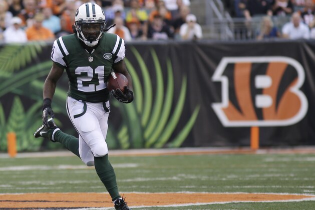 New York Jets running back Chris Johnson (21) runs against the Cincinnati Bengals in the first half of an NFL preseason football game, Saturday, Aug. 16, 2014, in Cincinnati. (AP Photo/Tony Tribble)